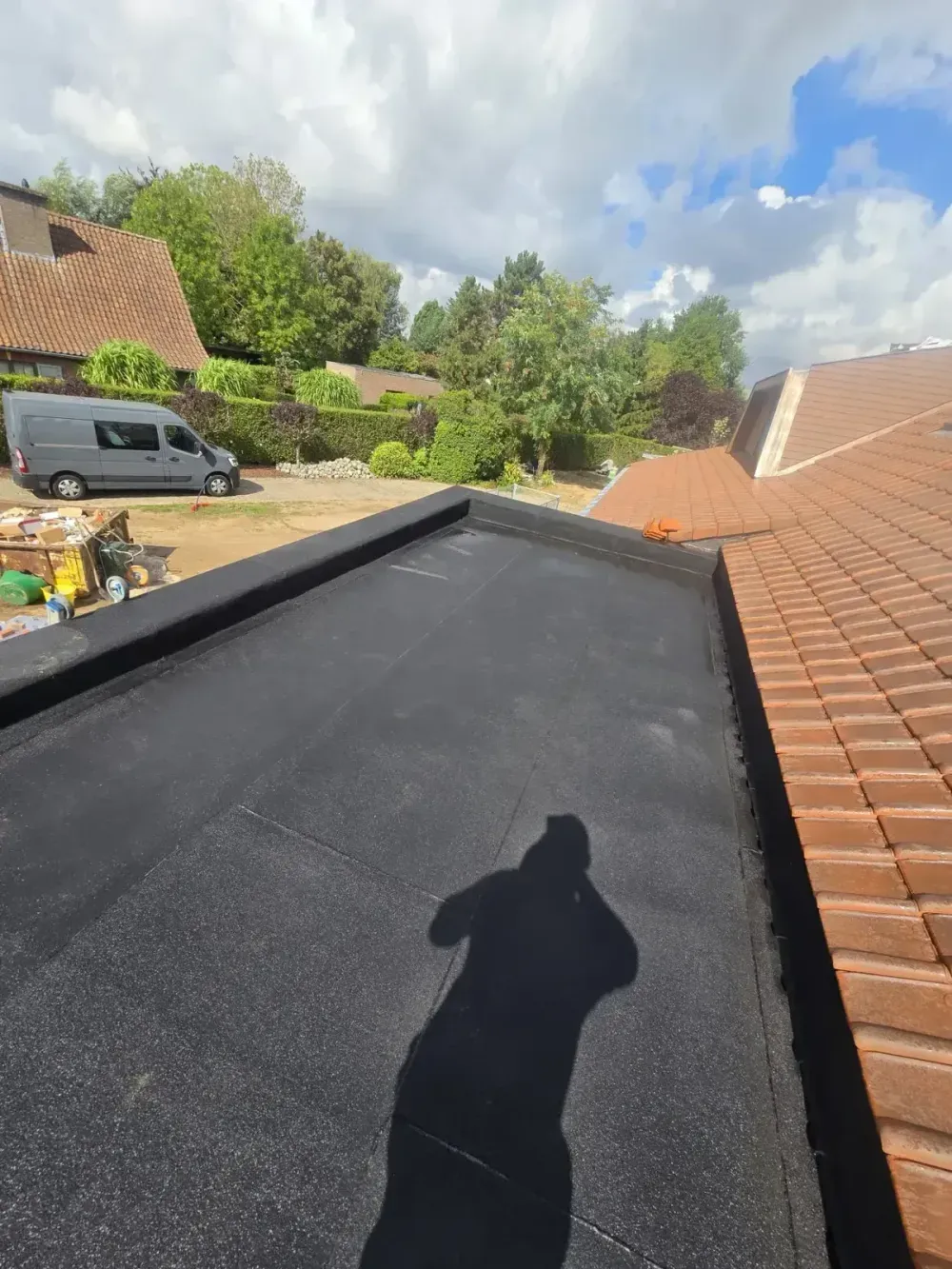 Daklekkage opsporen en herstellen op een plat dak