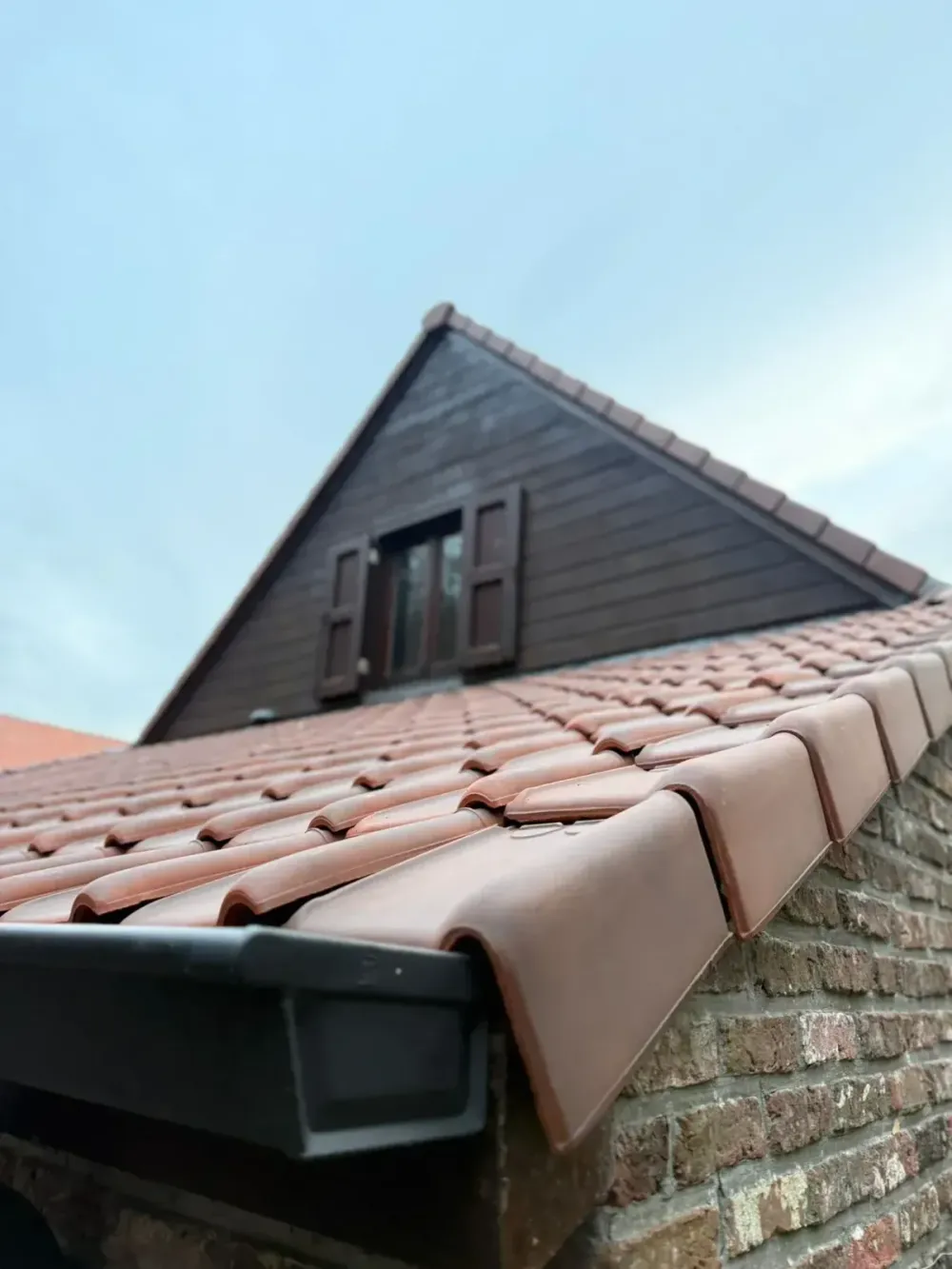 Dakpannen detail - vakkundig geplaatst hellend dak door Dakwerken Vandevyver in Gent